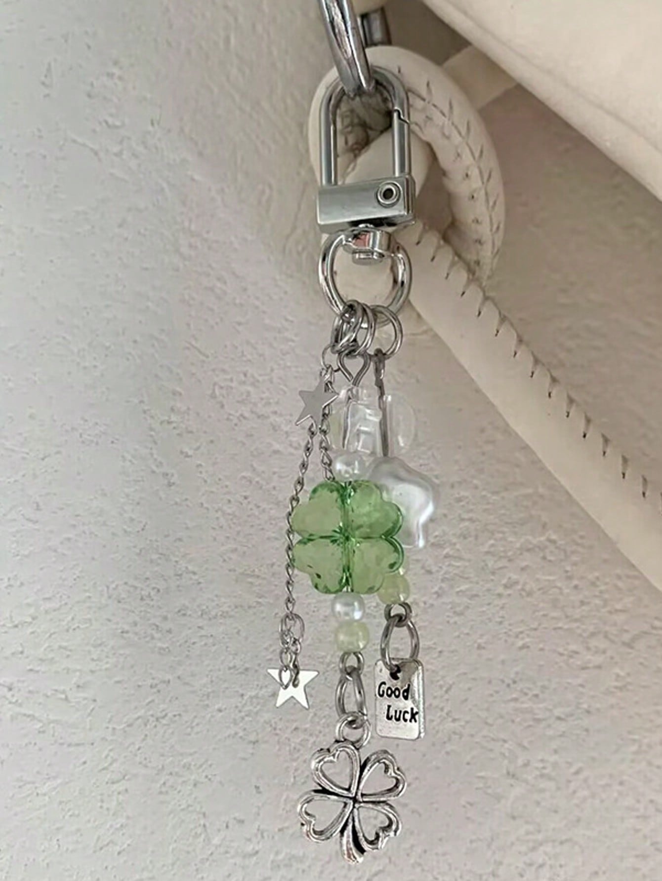 Keychain D-18, Clover Charm